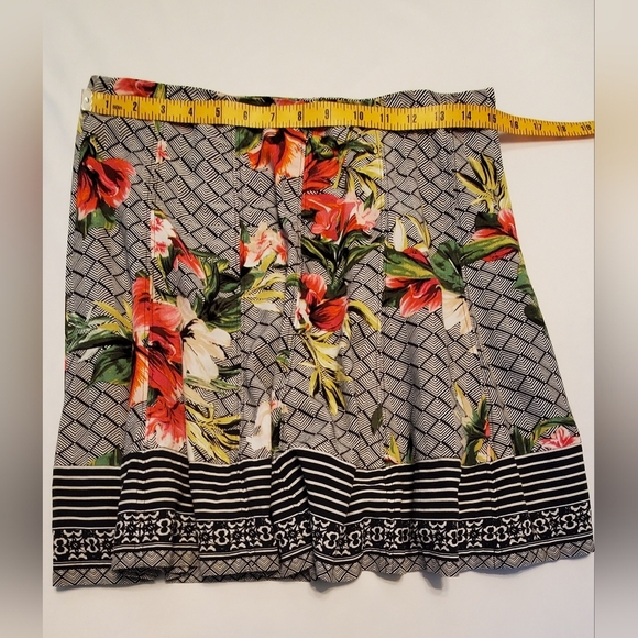 White House Black Market Multicolored Red Floral Skater A-line Mini Skirt Size 4 - Picture 7 of 10